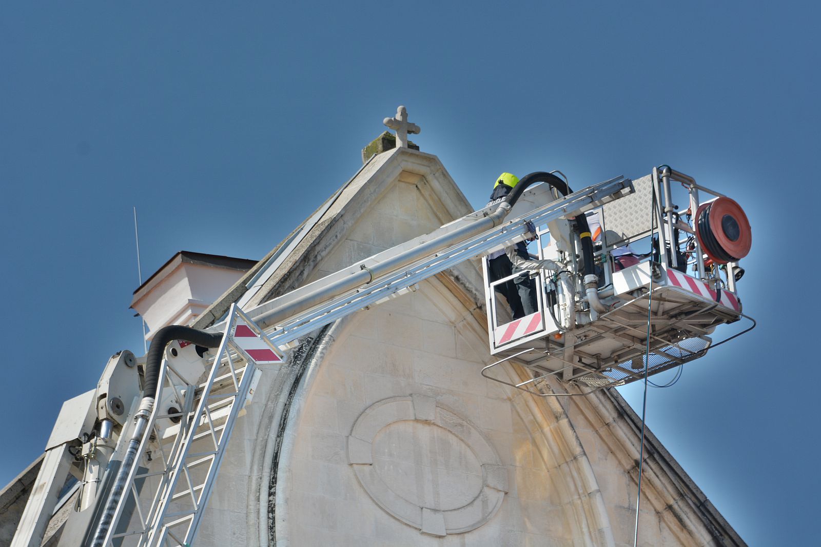 Megtisztult vasárnap a Mátyás emlékmű legmagasabb része is